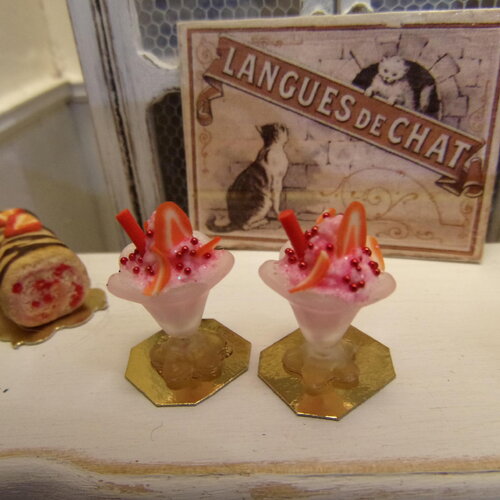 2 coupes de glace miniature crème glacée fraise melba chantilly déco fait main pour maison de poupées échelle 1:12