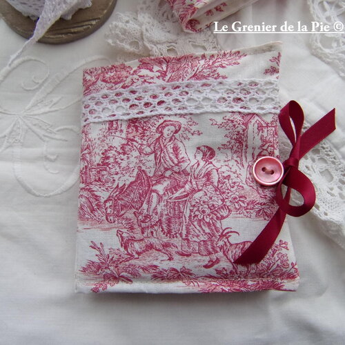 Carnet range-aiguilles, toile de jouy rouge, étui broderie, accessoire brodeuse, déco couple, maison de campagne, fait main