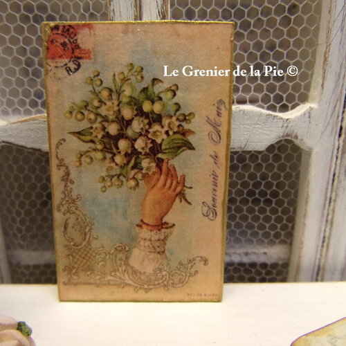 1 plaque miniature, maison de poupées 1:12, muguet, fleur, printemps, 1er mai, mini tableau, décoration rétro, carte postale, dollhouse sign