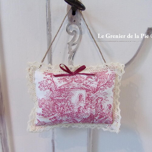 Coussin de porte en toile de jouy rouge et dentelle décoration pigeonnier moulin tissu maison de campagne cottage fait main