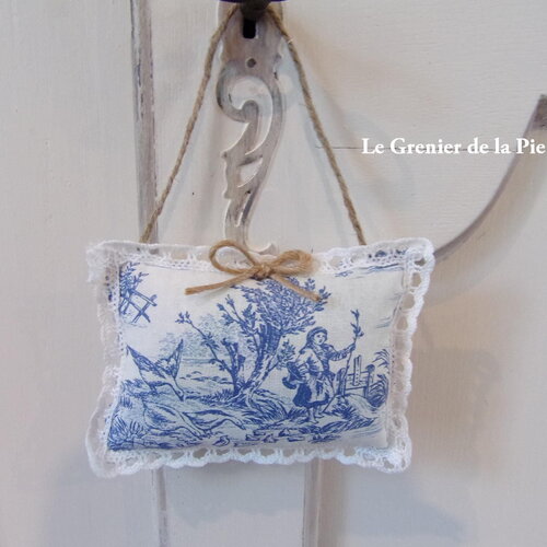 Coussin de porte en toile de jouy bleue et dentelle décoration gardienne d'oies tissu maison de campagne cottage fait main