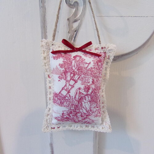 Coussin de porte en tissu et dentelle décoration en toile de jouy rouge scène champêtre couple vendanges fait main