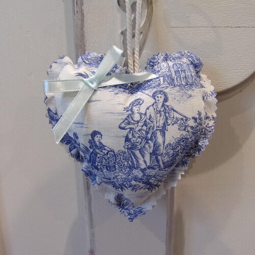 Coeur en tissu à suspendre toile de jouy bleue motif couple enfant fleurs décoration coussin clé 11.5cm maison campagne