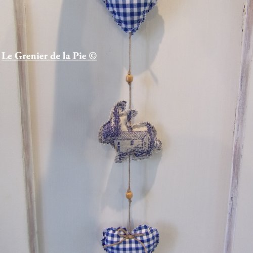 Guirlande verticale en tissu coeurs vichy bleu et lapin toile de jouy provence perles bois fait main