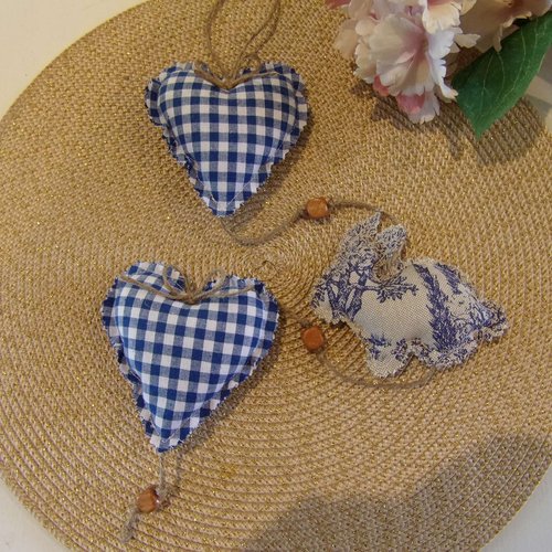 Guirlande verticale en tissu coeurs vichy bleu et lapin toile de jouy provence perles bois fait main