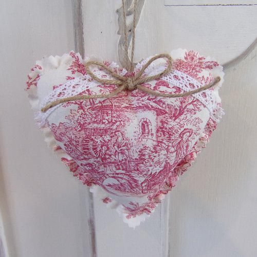 Coeur en tissu toile de jouy rouge pigeonnier décoration à suspendre jute et dentelle