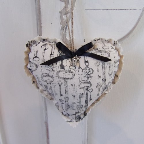 Coeur en tissu motif clés anciennes décoration à suspendre