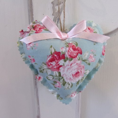 Coeur en tissu fleurs roses anciennes décoration à suspendre