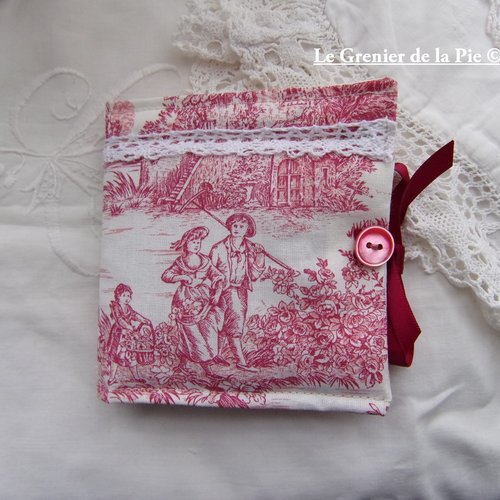 Carnet range-aiguilles en toile de jouy rouge, accessoire couture, étui broderie