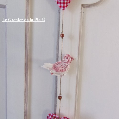 Guirlande verticale en tissu coeurs vichy rouge et oiseau toile de jouy perles bois fait main