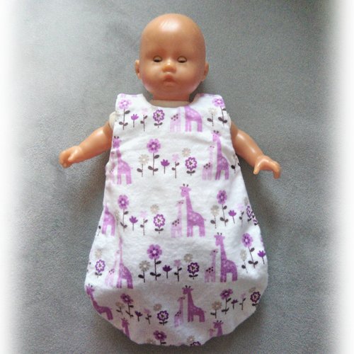 Gigoteuse / turbulette pour poupons de 36 cm en tissu flanelle - motif girafes mauves