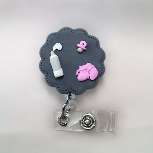 Porte badge / porte ciseaux avec enrouleur, réalisé en fimo (pâte polymère) pour personnel soignant, modèle puériculture