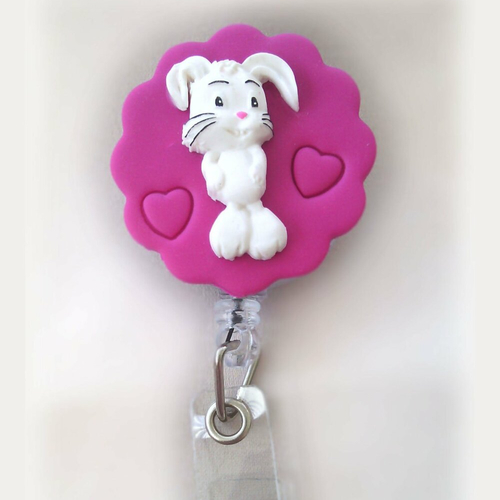 Porte badge / porte ciseaux avec enrouleur, réalisé en fimo (pâte polymère) pour personnel soignant, modèle petit lapin