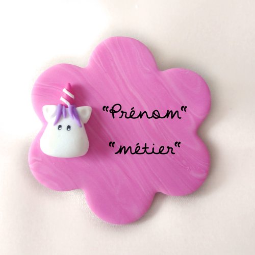 Badge personnalisable en fimo pour infirmière, sage-femme, etc. - modèle "licorne fond rose"