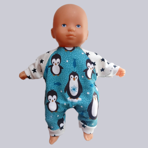 Grenouillère / combinaison pour poupons de 20 et 21 cm (corolle, miniland, paola reine) en jersey - motif joyeux pingouin