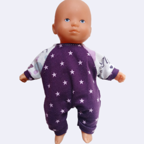 Grenouillère / combinaison pour poupons de 20 et 21 cm (corolle, miniland, paola reine) en jersey - motif étoiles sur fond violet