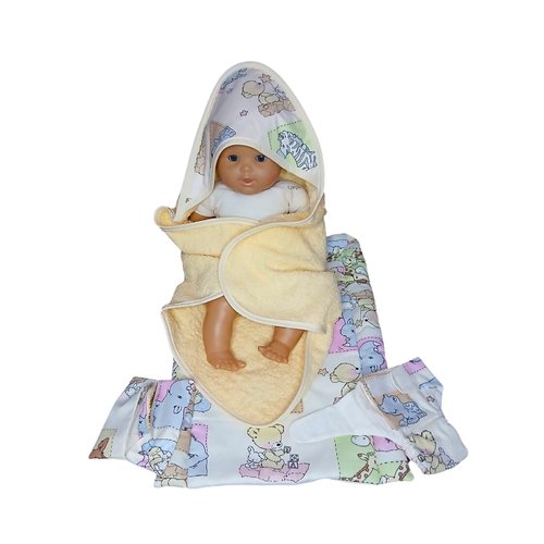 Ensemble d'accessoires coordonnés pour poupons de 36 cm : matelas à langer, sorite de bain en éponge, couche et lingettes dans leur étui