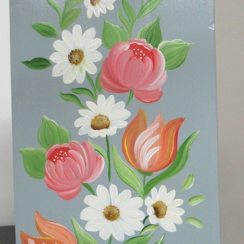 Fleurs peintes sur un porte sopalin en bois peint a la main