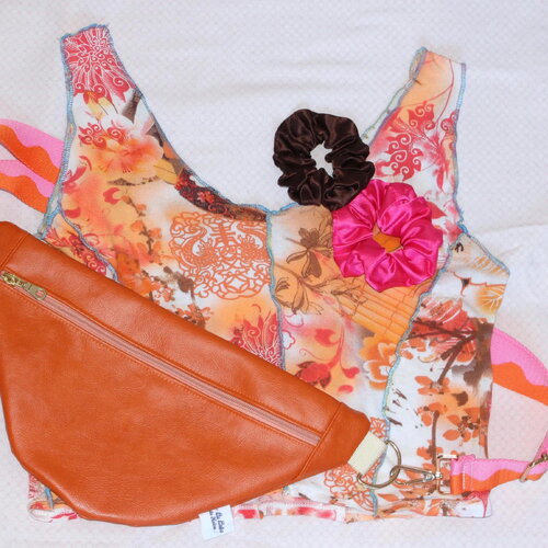 Crop top patchwork motifs calligraphie et fleurs - style y2k unique