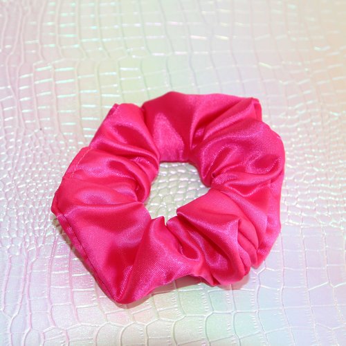 Chouchou en satin anti-nœuds pour cheveux fragiles et bouclés accessoire de coiffure sophistiqué et durable en tissu upcycling