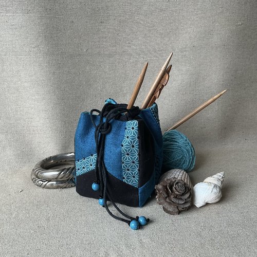 Petit boîte à trésors dans les bleus turquoise et noirs.