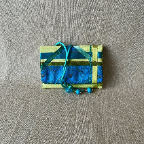 Petit porte-cartes en coton vert chartreuse et turquoise.