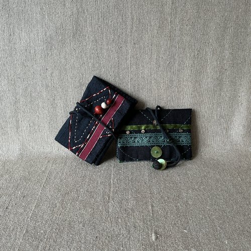 Petits porte-cartes dans les noirs.
