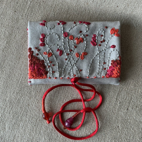 Joli porte-cartes en coton argent et broderies.