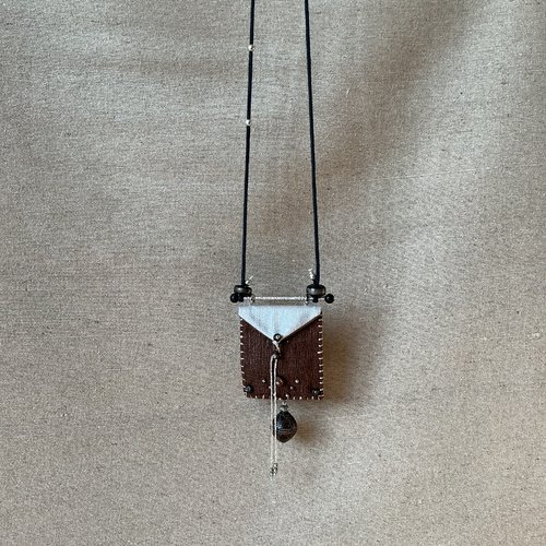 Collier sac médecine en soie.