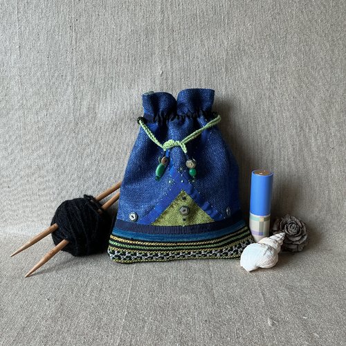 Pochette en soie brute bleu jean et passementerie.