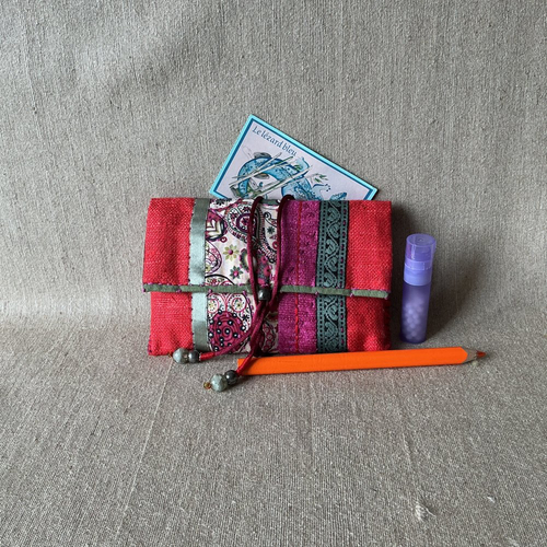Pochette porte cartes en soie vive et coton liberty.