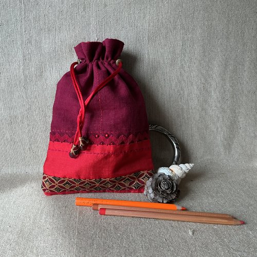Pochette en lin et soie dans de belles teintes chaudes.