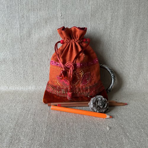 Pochette en bourette de soie recyclée orange et décor de feuilles.