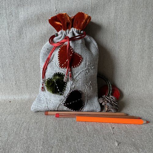 Pochette en lin rustique naturel et cœurs de velours de soie.