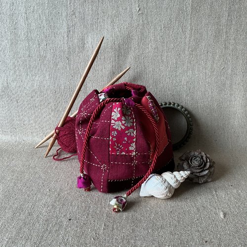 Jolie boîte à bijoux en lin dans des teintes de rouges.