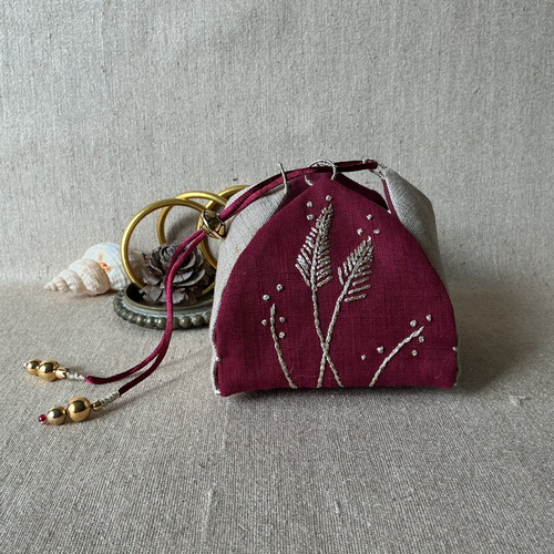 Boîte à bijoux toute légère en tissus recyclés de lin bordeaux et de lin or.