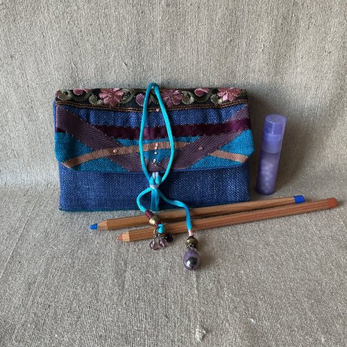 Trousse en soie brute bleu jean et bleu turquoise.