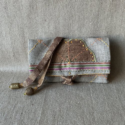 Petite trousse en lin brut et soie or et broderies.