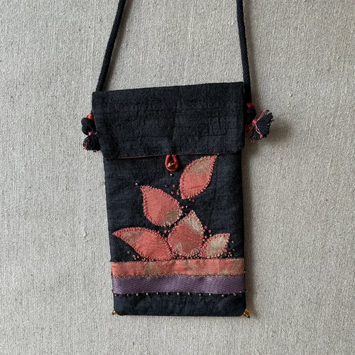 Petit sac bandoulière en soie sauvage noire et feuilles