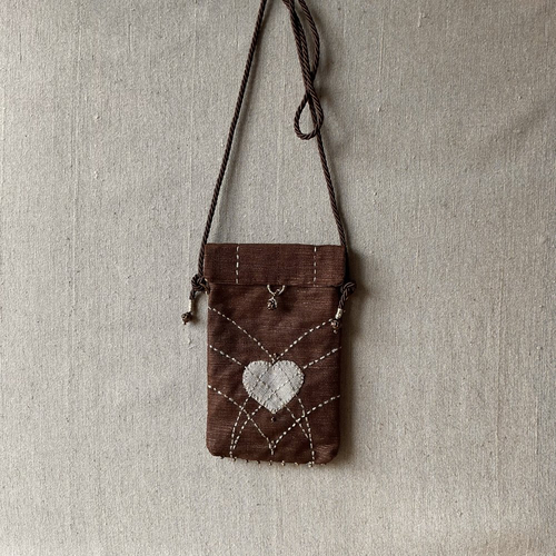Petit sac pochette à bandoulière en soie marron et or.