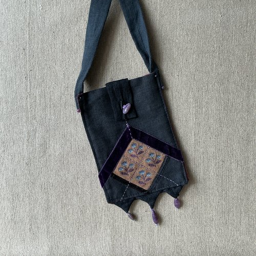 Petit sac pochette bandoulière en lin noir et velours violet.
