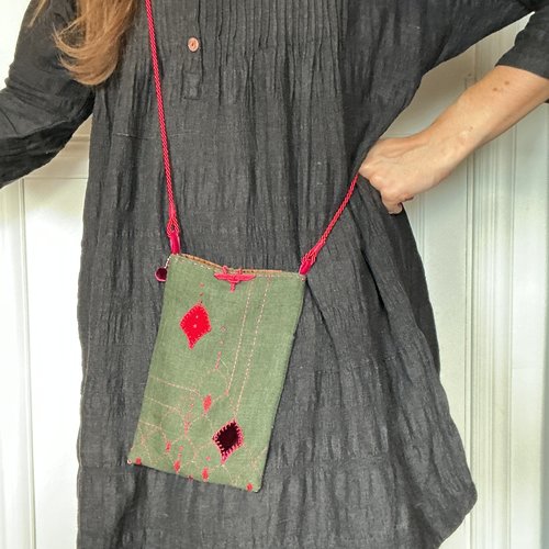 Petite sacoche bandoulière en lin vert sombre et motifs rouges.