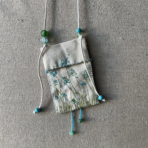 Long collier sac à médecine en lin et broderies à la mains.