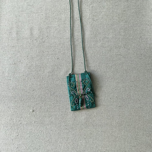 Long collier pendentif en soie sauvage émeraude.