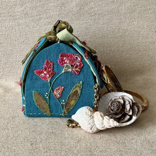 Boîte à bijoux en lin bleu turquoise et broderies.