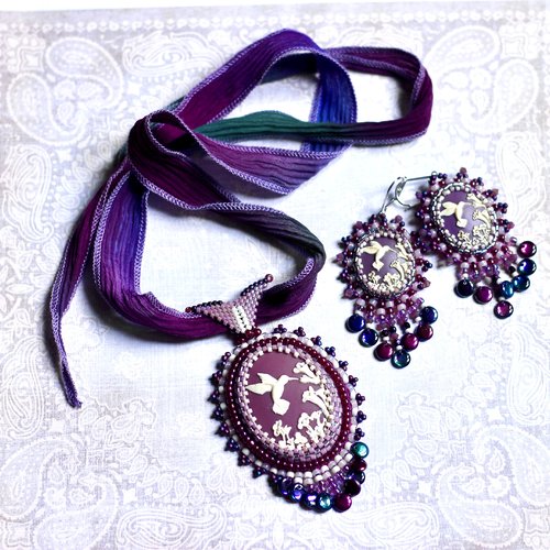 Collier avec camée colibri violet et bo assorties