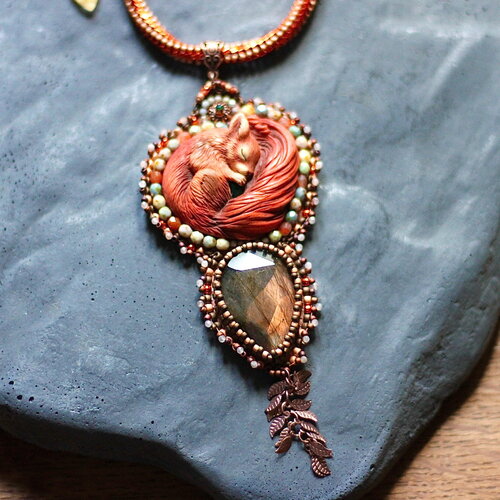 Collier brodé écureuil sur pierre gemme labradorite