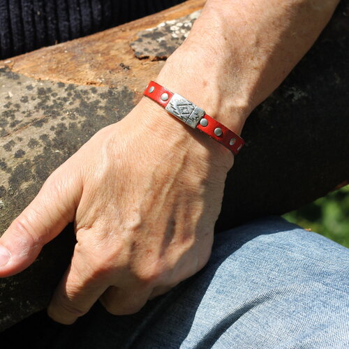 Bracelet homme clouté cuir plat rouge