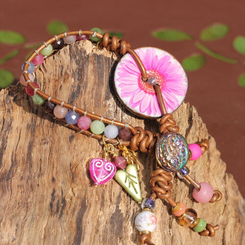 Bracelet boho lacet de cuir, pierre gemme tourmaline et grande fleur rose.