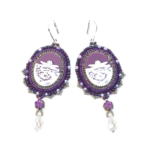Boucles d oreilles brodées sur camée violet avec libellule blanche